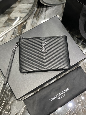Pikowana skórzana kopertówka z monogramem YSL Pikowana skórzana kopertówka