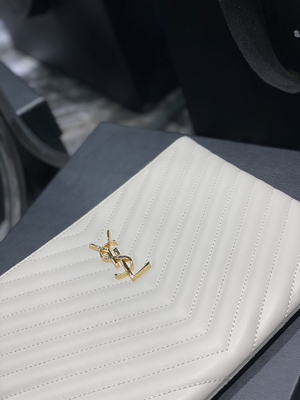 Pikowana skórzana kopertówka z monogramem YSL Pikowana skórzana kopertówka