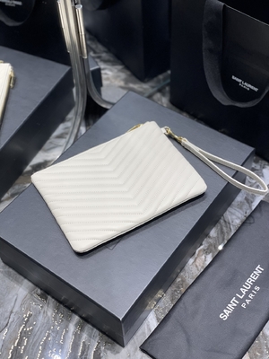 Pikowana skórzana kopertówka z monogramem YSL Pikowana skórzana kopertówka