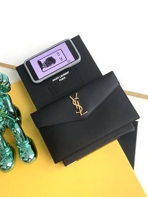 Wytłoczona torebka Saint Laurent Preloved, skórzana kopertówka Uptown Grain De Poudre