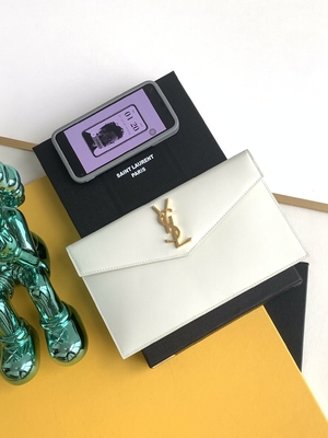 Wytłoczona torebka Saint Laurent Preloved, skórzana kopertówka Uptown Grain De Poudre