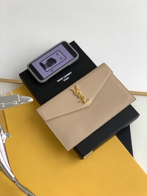 Wytłoczona torebka Saint Laurent Preloved, skórzana kopertówka Uptown Grain De Poudre