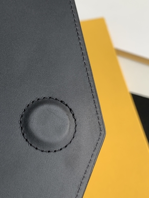 Wytłoczona torebka Saint Laurent Preloved, skórzana kopertówka Uptown Grain De Poudre