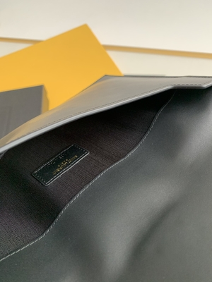 Wytłoczona torebka Saint Laurent Preloved, skórzana kopertówka Uptown Grain De Poudre
