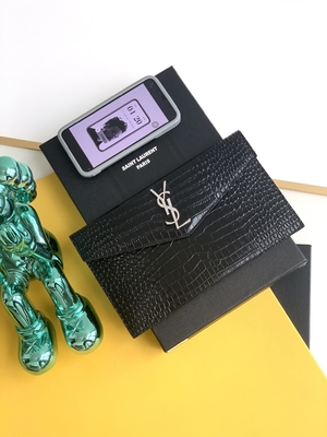 Wytłoczona torebka Saint Laurent Preloved, skórzana kopertówka Uptown Grain De Poudre