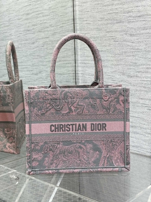 Mała książeczka Christian Dior w kolorze różowo-szarym z haftem Toile De Jouy Sauvage