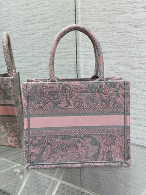 Mała książeczka Christian Dior w kolorze różowo-szarym z haftem Toile De Jouy Sauvage