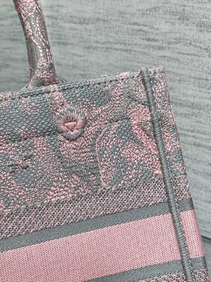 Mała książeczka Christian Dior w kolorze różowo-szarym z haftem Toile De Jouy Sauvage
