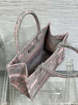 Mała książeczka Christian Dior w kolorze różowo-szarym z haftem Toile De Jouy Sauvage