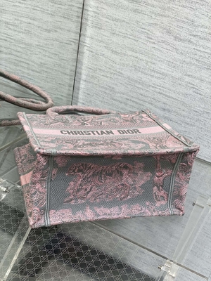 Mała książeczka Christian Dior w kolorze różowo-szarym z haftem Toile De Jouy Sauvage