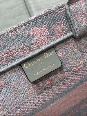 Mała książeczka Christian Dior w kolorze różowo-szarym z haftem Toile De Jouy Sauvage
