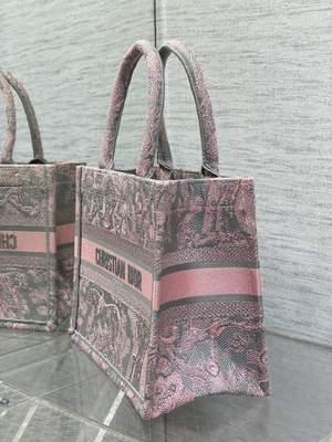 Mała książeczka Christian Dior w kolorze różowo-szarym z haftem Toile De Jouy Sauvage