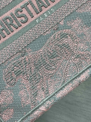 Mała książeczka Christian Dior w kolorze różowo-szarym z haftem Toile De Jouy Sauvage