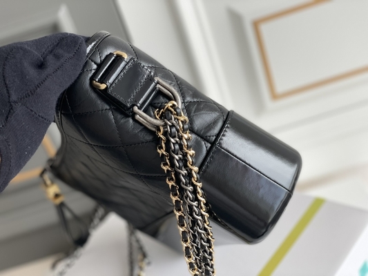 Używana torebka na ramię Chanel Gabrielle Hobo ze skóry cielęcej