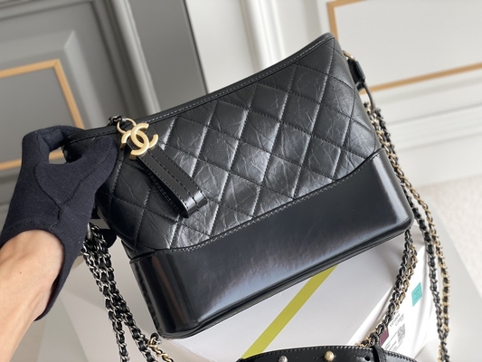 Używana torebka na ramię Chanel Gabrielle Hobo ze skóry cielęcej