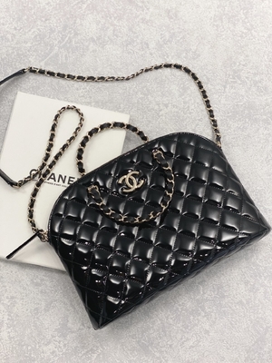 Mała torba na zakupy Chanel z lakierowanej skóry cielęcej w damskim stylu retro