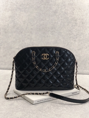 Mała torba na zakupy Chanel z lakierowanej skóry cielęcej w damskim stylu retro