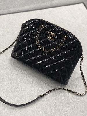 Mała torba na zakupy Chanel z lakierowanej skóry cielęcej w damskim stylu retro