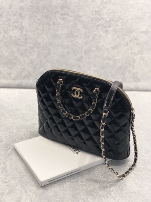 Mała torba na zakupy Chanel z lakierowanej skóry cielęcej w damskim stylu retro