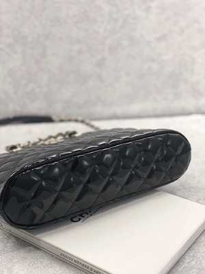 Mała torba na zakupy Chanel z lakierowanej skóry cielęcej w damskim stylu retro