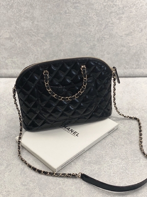 Mała torba na zakupy Chanel z lakierowanej skóry cielęcej w damskim stylu retro