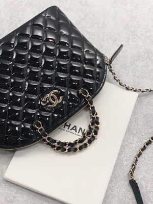Mała torba na zakupy Chanel z lakierowanej skóry cielęcej w damskim stylu retro
