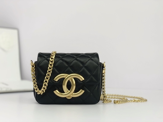 Czarna torba listonoszka Chanel ze skóry jagnięcej z klapką na telefon