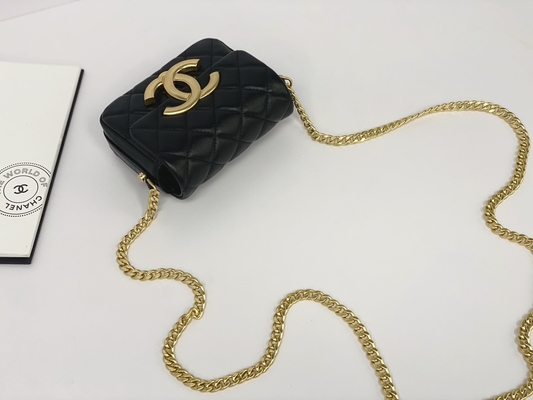 Czarna torba listonoszka Chanel ze skóry jagnięcej z klapką na telefon