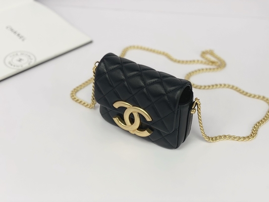 Czarna torba listonoszka Chanel ze skóry jagnięcej z klapką na telefon
