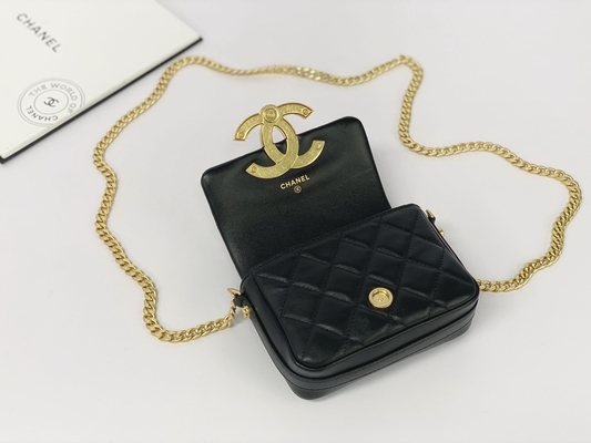 Czarna torba listonoszka Chanel ze skóry jagnięcej z klapką na telefon