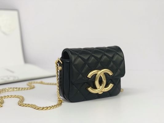 Czarna torba listonoszka Chanel ze skóry jagnięcej z klapką na telefon