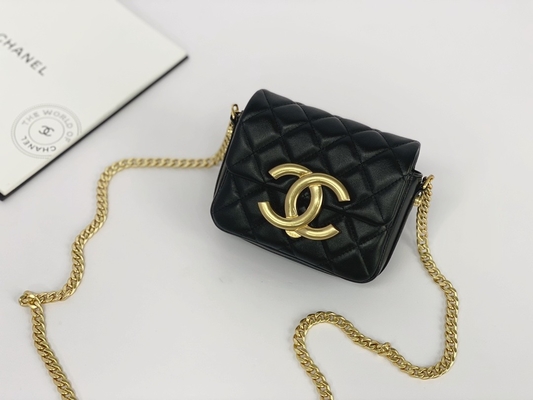 Czarna torba listonoszka Chanel ze skóry jagnięcej z klapką na telefon