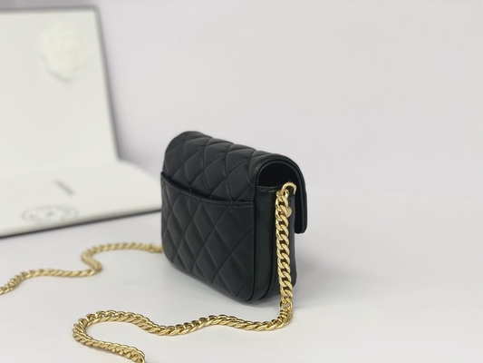 Czarna torba listonoszka Chanel ze skóry jagnięcej z klapką na telefon