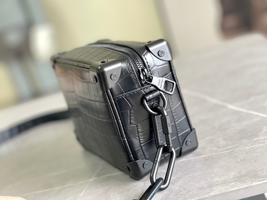 Crocodilien Matte Black Louis Vuitton LV Soft Trunk Mini mała lakierowana skóra