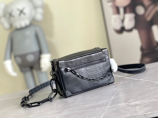 Crocodilien Matte Black Louis Vuitton LV Soft Trunk Mini mała lakierowana skóra