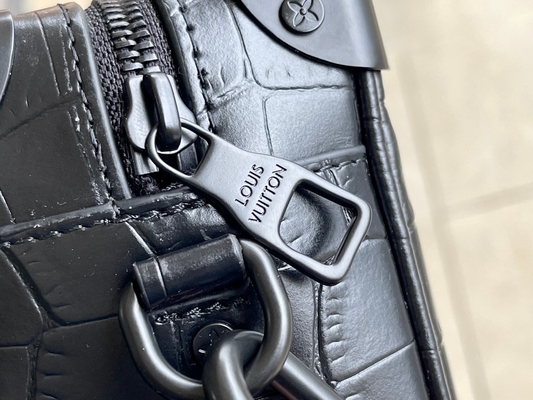 Crocodilien Matte Black Louis Vuitton LV Soft Trunk Mini mała lakierowana skóra