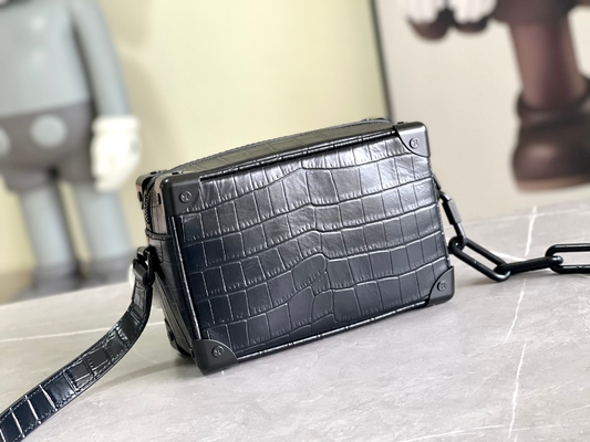 Crocodilien Matte Black Louis Vuitton LV Soft Trunk Mini mała lakierowana skóra