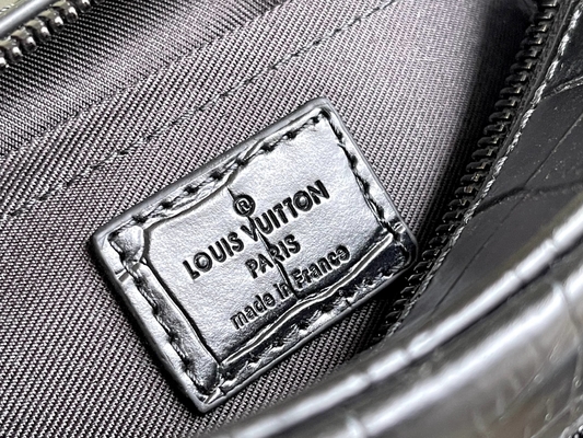 Crocodilien Matte Black Louis Vuitton LV Soft Trunk Mini mała lakierowana skóra