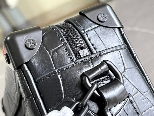 Crocodilien Matte Black Louis Vuitton LV Soft Trunk Mini mała lakierowana skóra