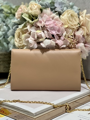 Mini torba na ramię w kolorze herbaty mlecznej Markowa torba na ramię Gucci Soho z łańcuszkiem