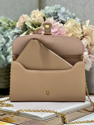 Mini torba na ramię w kolorze herbaty mlecznej Markowa torba na ramię Gucci Soho z łańcuszkiem