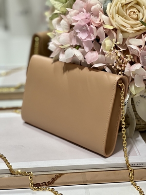 Mini torba na ramię w kolorze herbaty mlecznej Markowa torba na ramię Gucci Soho z łańcuszkiem